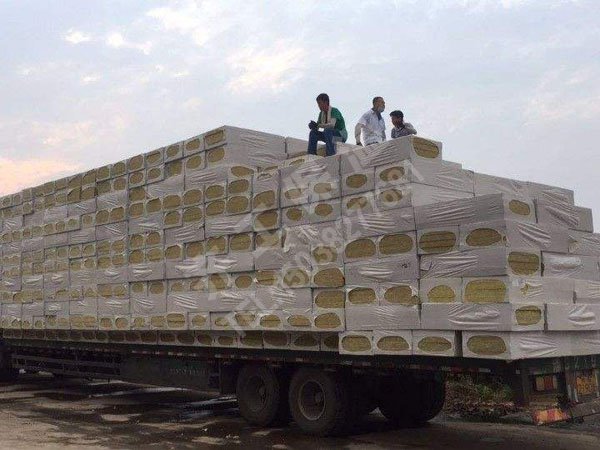 巖棉板發貨現場