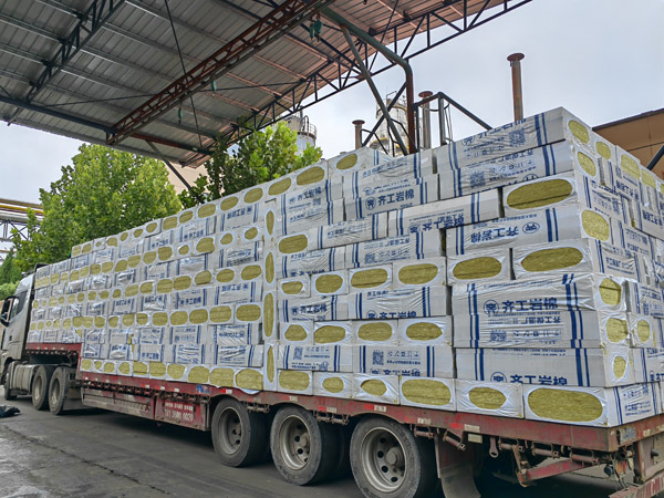 巖棉板發貨現場